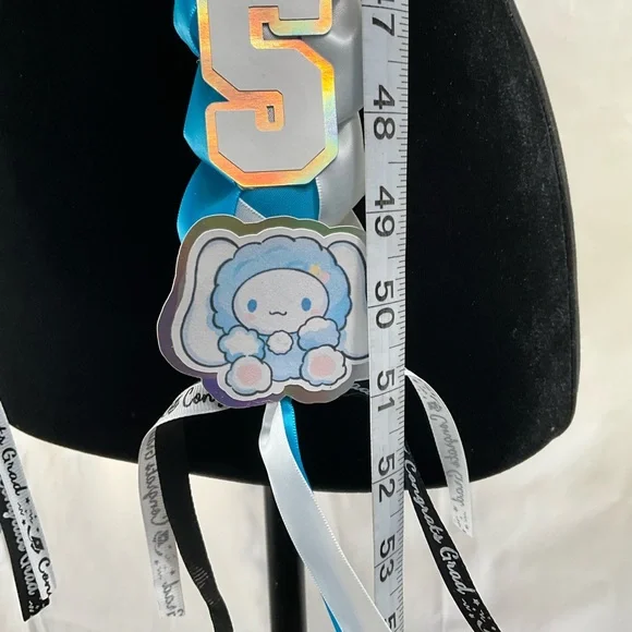 2025 Cinnamon Roll Graduation Lei White and Blue 7/8 Satin Ribbon - Picture 4 of 4